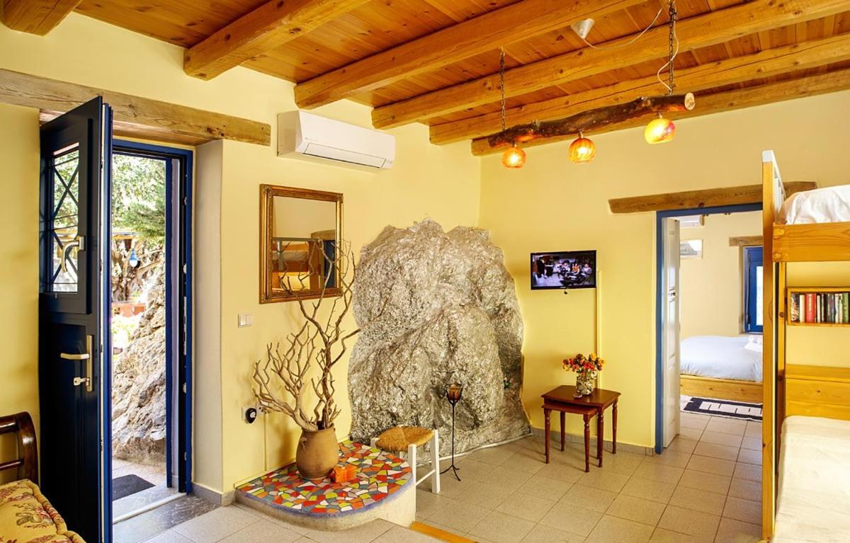 פלאקיאס Mirthios-Hill Apartments מראה חיצוני תמונה